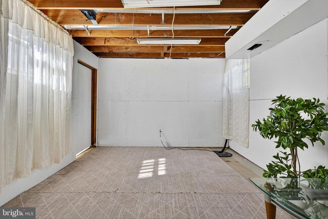 Building Photo - 426 Main St