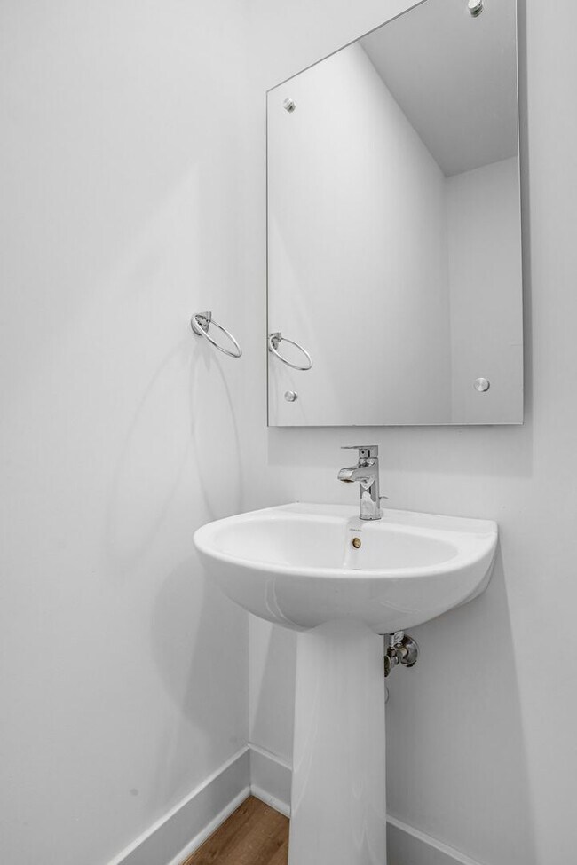 Building Photo - Spacious 4-level Home| 3 bedrooms + Garage parking!