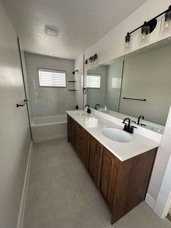 Building Photo - 3143 E Thorley Dr