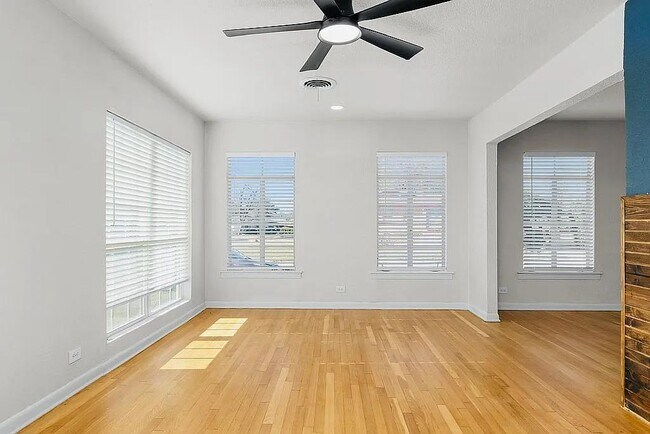 Building Photo - 2551 W Summit Ave.