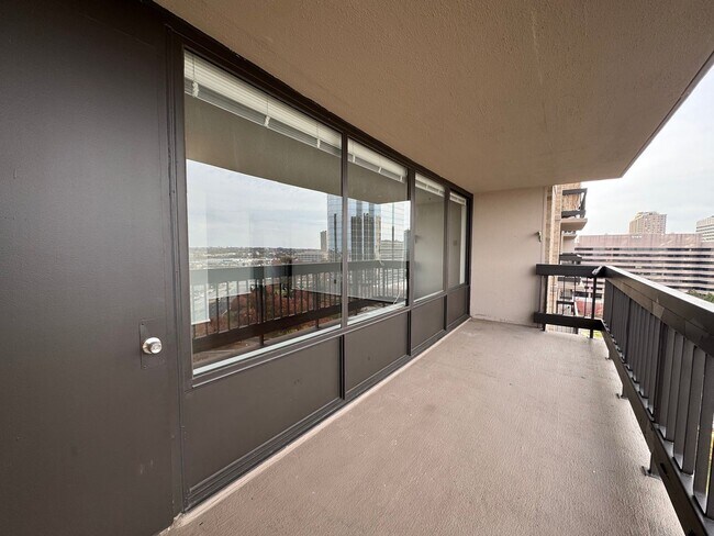 Building Photo - Bright and Spacious 1 Bed 1 Bath Condo Wit...