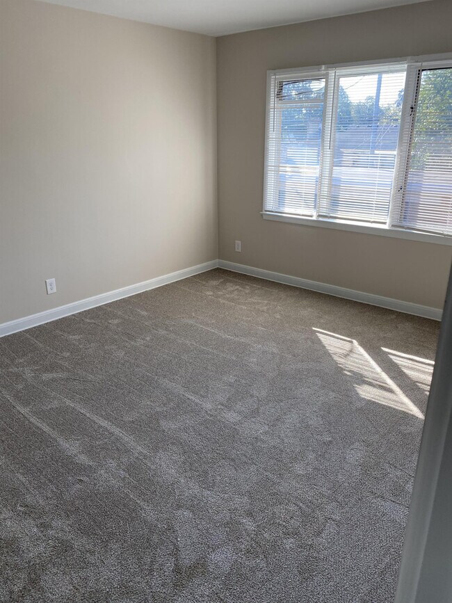 Building Photo - 9421 W North Ave