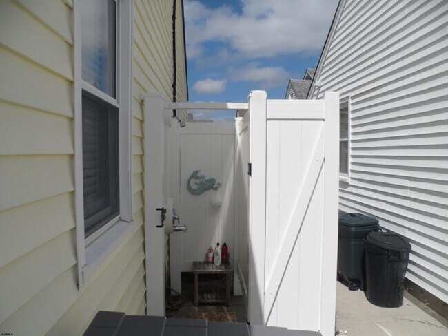 Building Photo - 205 N Essex Ave