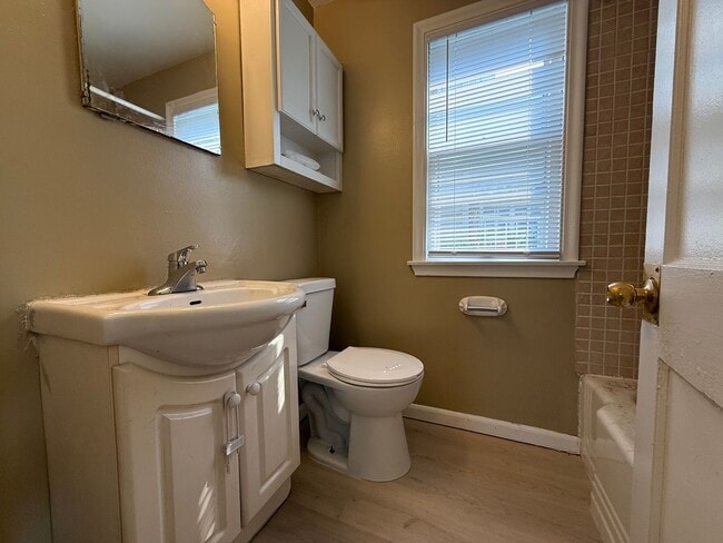 Building Photo - Great 2+ Bedroom Single Family Home off West 7th in St Paul