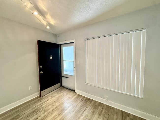 Building Photo - 825 N Primrose Dr