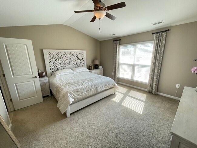 Building Photo - Like new 3 Bedroom townhouse with 2 car ga...