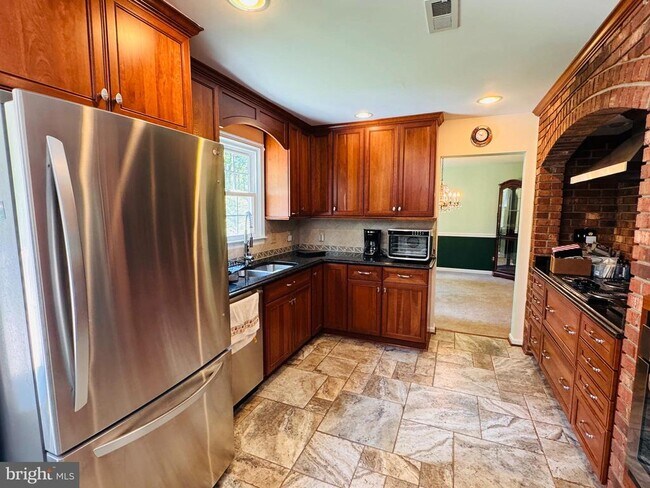 Building Photo - 2026 Admiral Dr