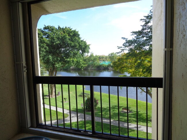 Building Photo - 950 Lavers Cir