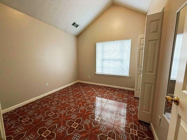 Building Photo - 5410 Twin Lakes Dr