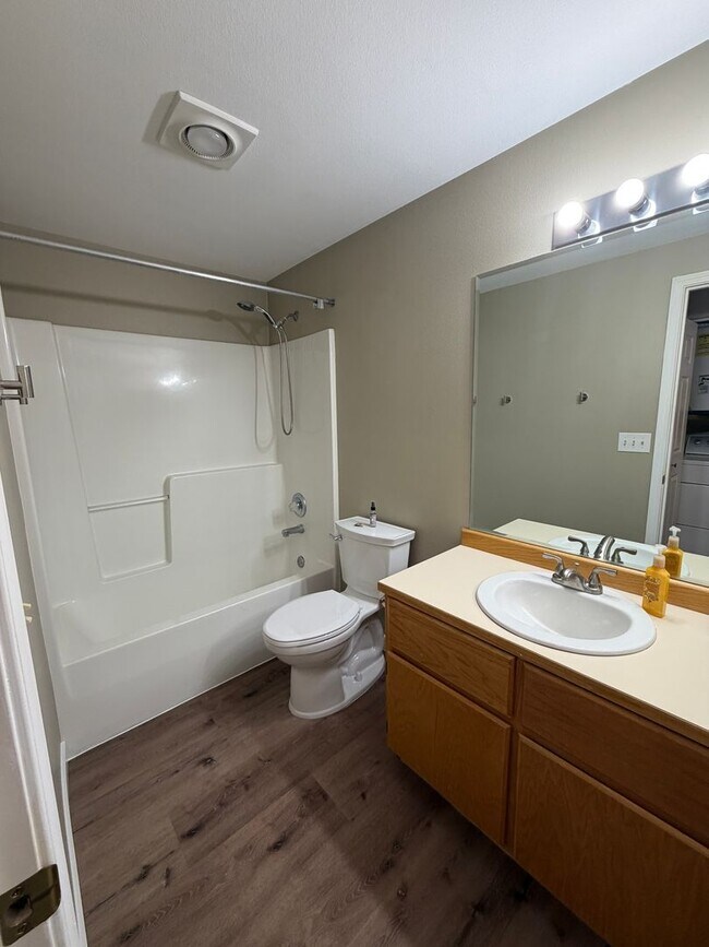 Building Photo - Sunset Shores - Condo For Rent