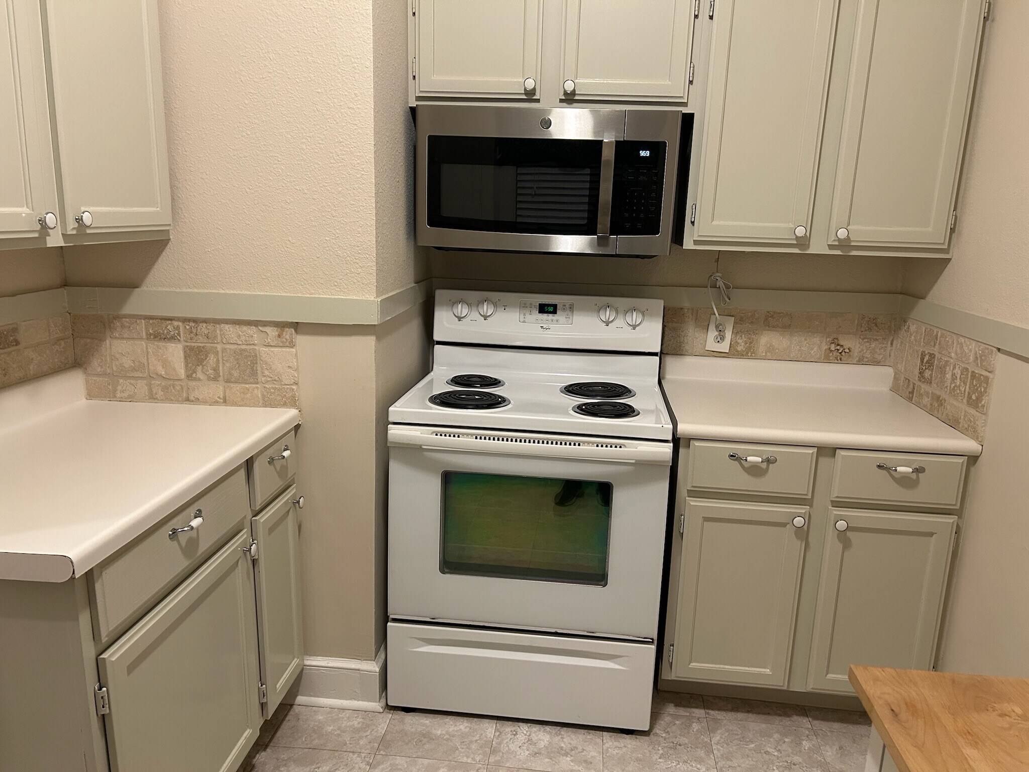 Kitchen - 3400 S University Dr