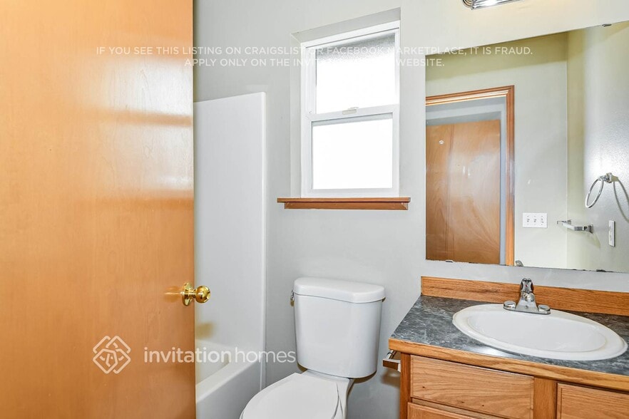 Building Photo - 409 Pine Ave