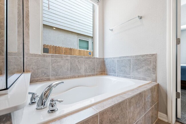 Building Photo - Rental Home w/ a POOL!!!