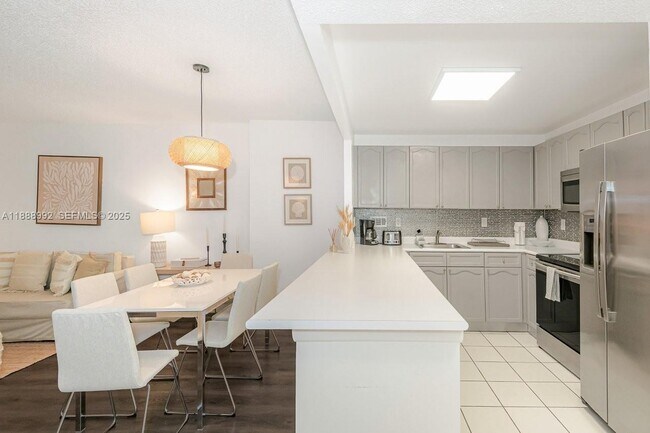 Building Photo - 2301 Collins Ave