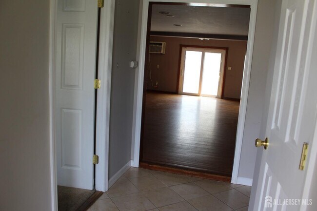 Building Photo - 13 Califon Dr