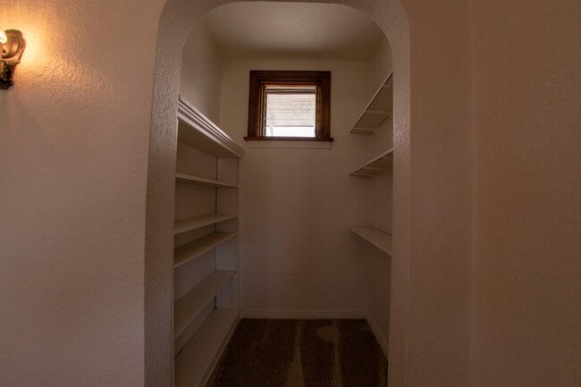 Building Photo - 2 BR/ 1BA unit in Hilcrest - Charming Upstairs Apt, A/C & Heat, tons of windows, updated Kit, ori...