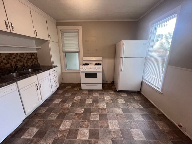 Building Photo - Two Bedroom Duplex - Located just Outside ...