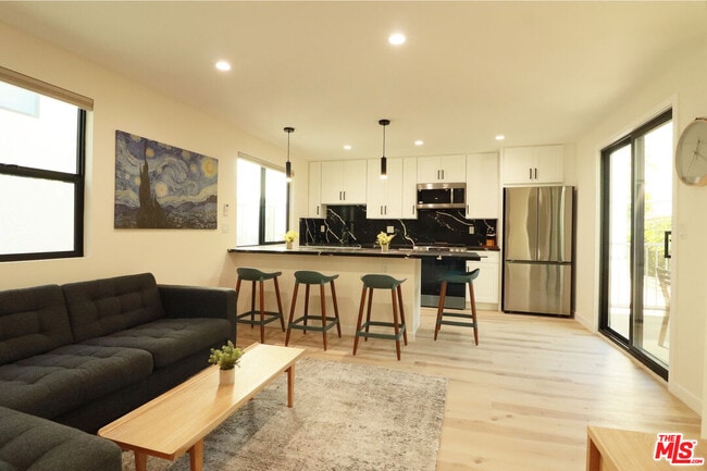 Building Photo - 918 N San Vicente Blvd