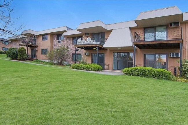 Building Photo - 9 Strawberry Bank Rd