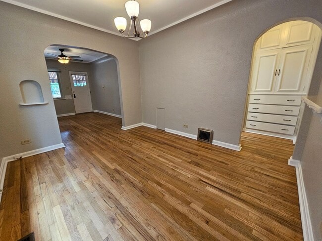 Building Photo - Alamo Placita Adorable 3 Bed 2 Bath Bungalow w/ CACH, Garage, Fenced Yard & More