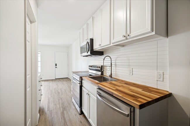 Building Photo - 1011 W 10th St