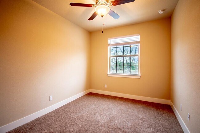 Building Photo - 347 Madison Oaks Ave