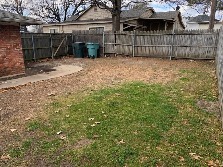 Building Photo - 317 W McLain Dr