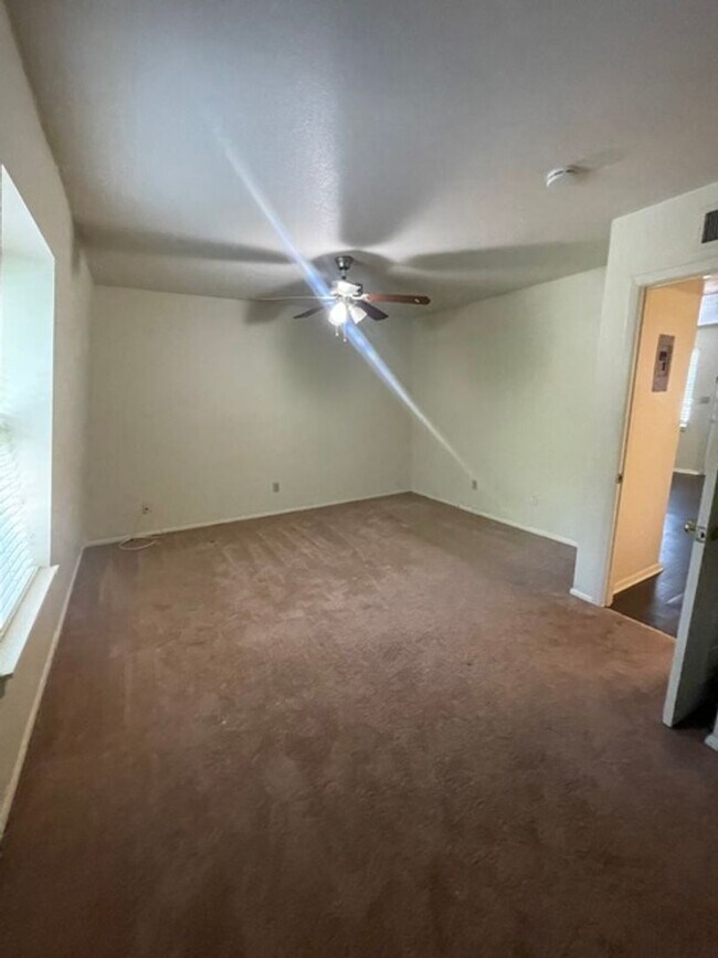 Building Photo - Perfect One Bedroom by Silas Creek