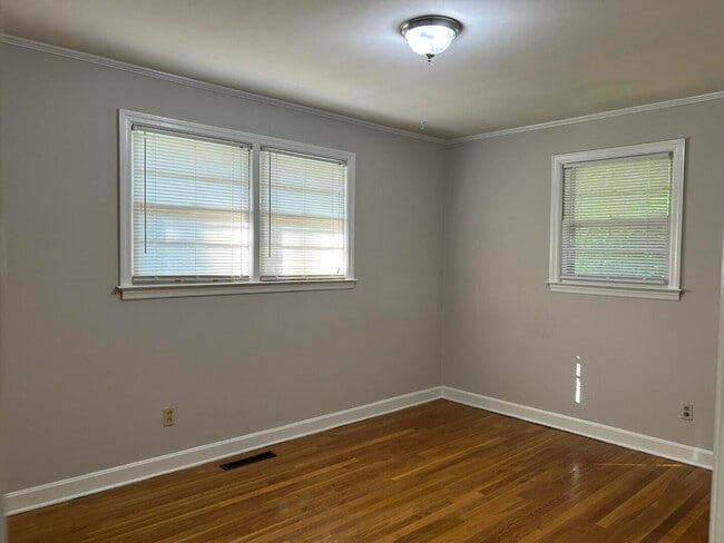 Building Photo - 523 Colonial Dr
