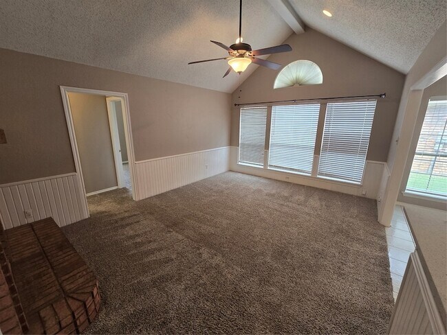 Building Photo - 2609 Classic Ct E