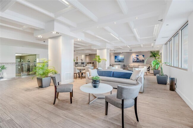 Building Photo - 100 Lincoln Rd