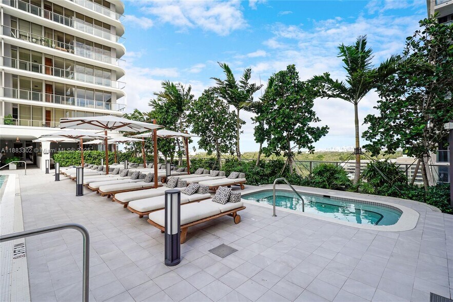 Building Photo - 2655 S Bayshore Dr