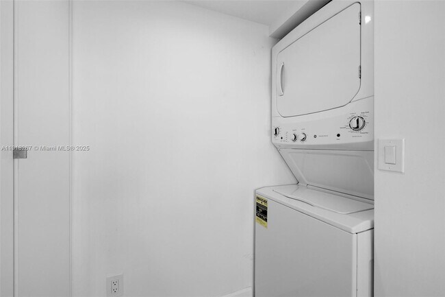 Building Photo - 9102 W Bay Harbor Dr