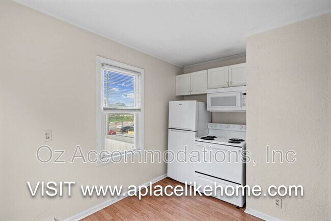 Building Photo - 563 S Ash Ave