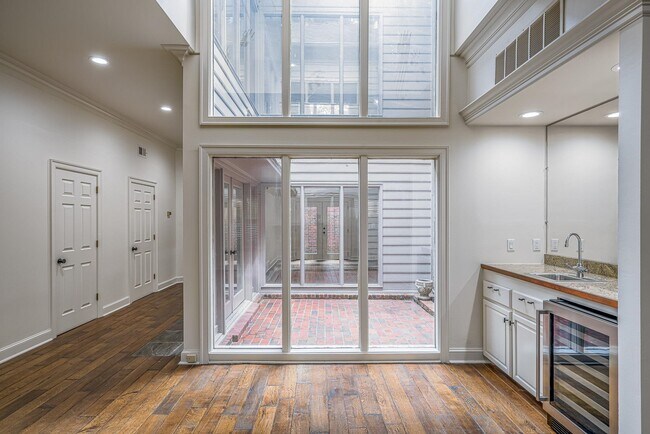Building Photo - 482 E Racquet Club Pl