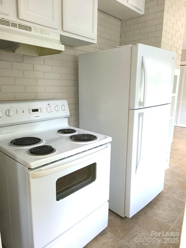 Building Photo - 5511 Wedgewood Dr