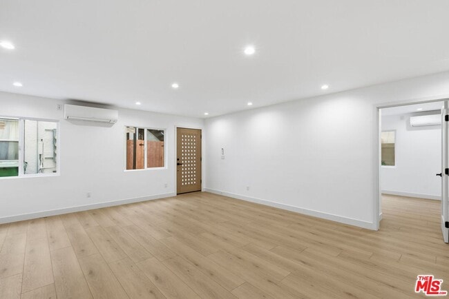 Building Photo - 3431 Edgehill Dr