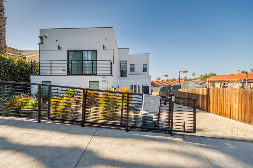 Building Photo - 705 N Benton Way