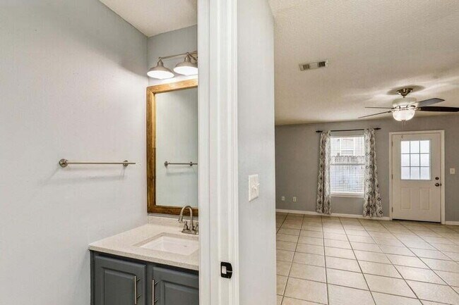 Building Photo - Exquisitely Renovated End Unit Townhome Ju...