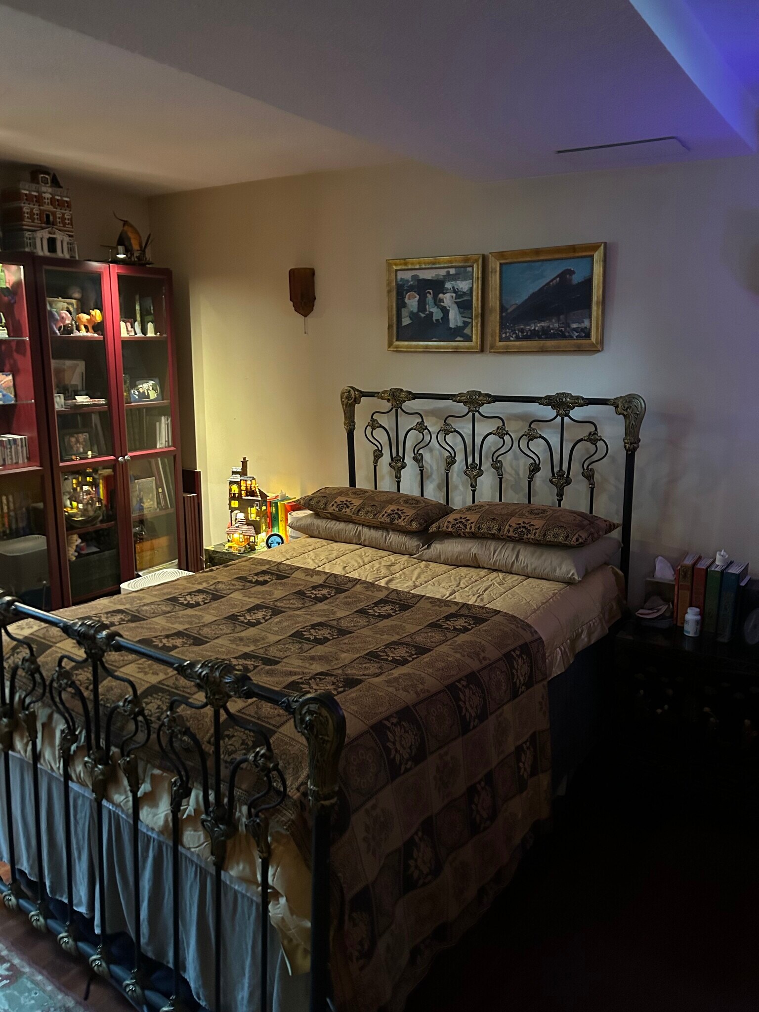 Bedroom with natural light - 3846 NE Maywood Pl