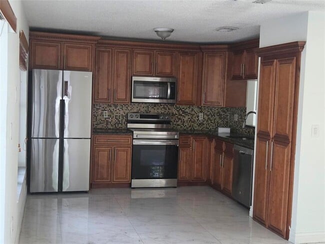 Building Photo - 7000 SW 39th Ct