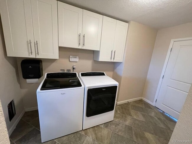 Building Photo - 7966 Elmwood Ln