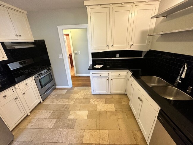 Building Photo - 4BD/3BA, Pool!! BIG house, 1800sqft!!