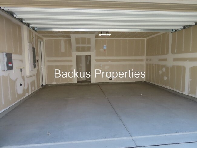 Building Photo - Newer home in Dunes Community