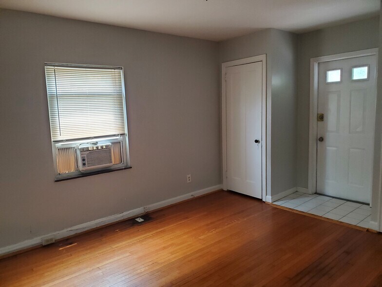 Building Photo - 2363 Ravine St