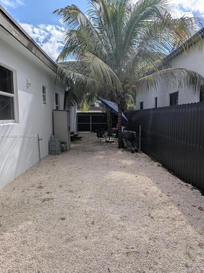 Building Photo - 911 Sharar Ave