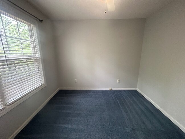 Building Photo - 208 Charles Towne Ct