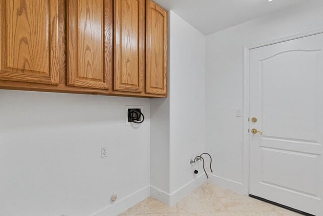 Building Photo - 4 bed, 2.5 bath single-story home in the g...