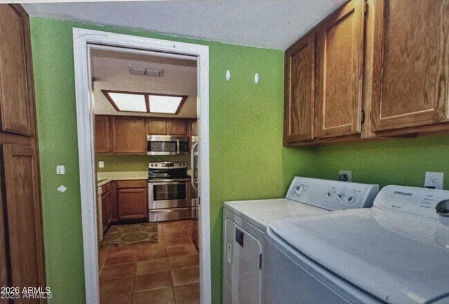 Building Photo - 33 E Beck Ln