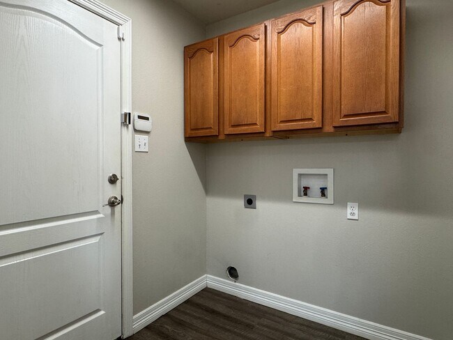 Building Photo - 5805 Thompson Pl